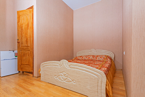 Изображение просторного двухкомнатного номера с кондиционером. Отдых в Крыму - гостевой дом Легкий Бриз.