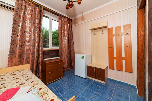 изображение совместного номера с окном в гостевом доме Легкий Бриз на Лиманной, Штормовое, Крым
