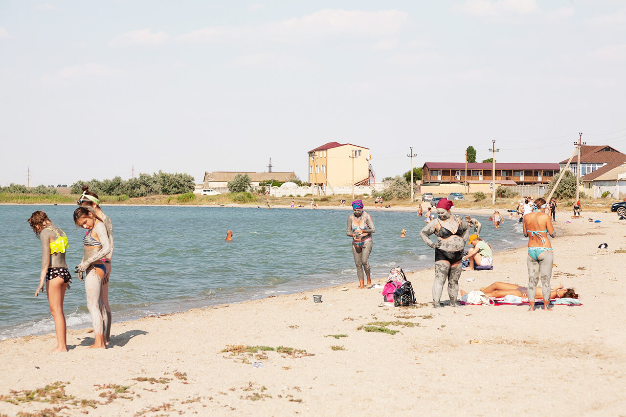 Косметическая голубая глина в Крыму рядом с морем, Штормовое, озеро Ойбурское.