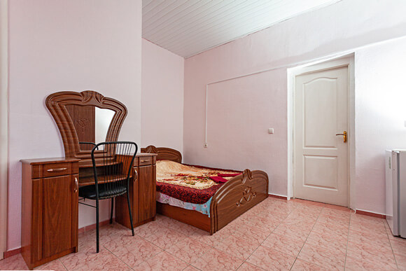 фото номера для двоих с кондиционером, который можно снять в гостевом доме Легкий Бриз в Крыму.