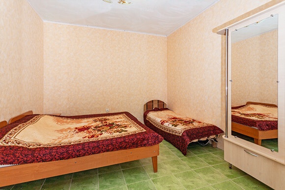 изображение выгодного номера - кровати, шкаф. Гостевой дом, Штормовое, Крым, рядом с морем