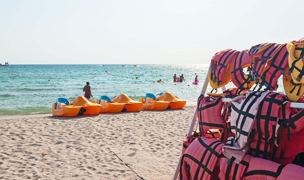 изображение катамаранов на пляже Краб, Штормовое, Крым, Черное море