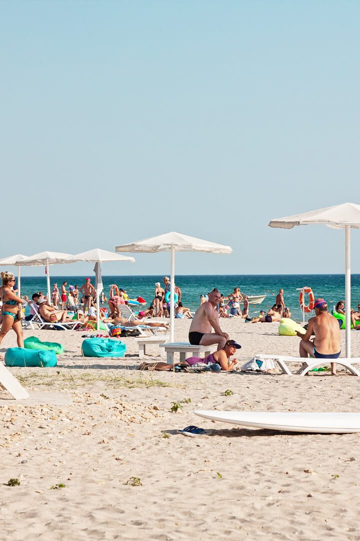 изображение бесплатных зонтов от солнца на пляже Краб, Штормовое, Крым